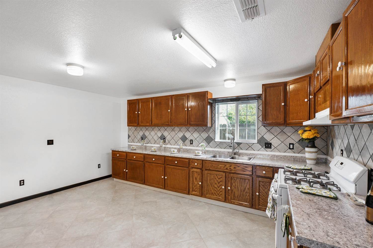 5976 Power Inn Road, Sacramento, CA 95824