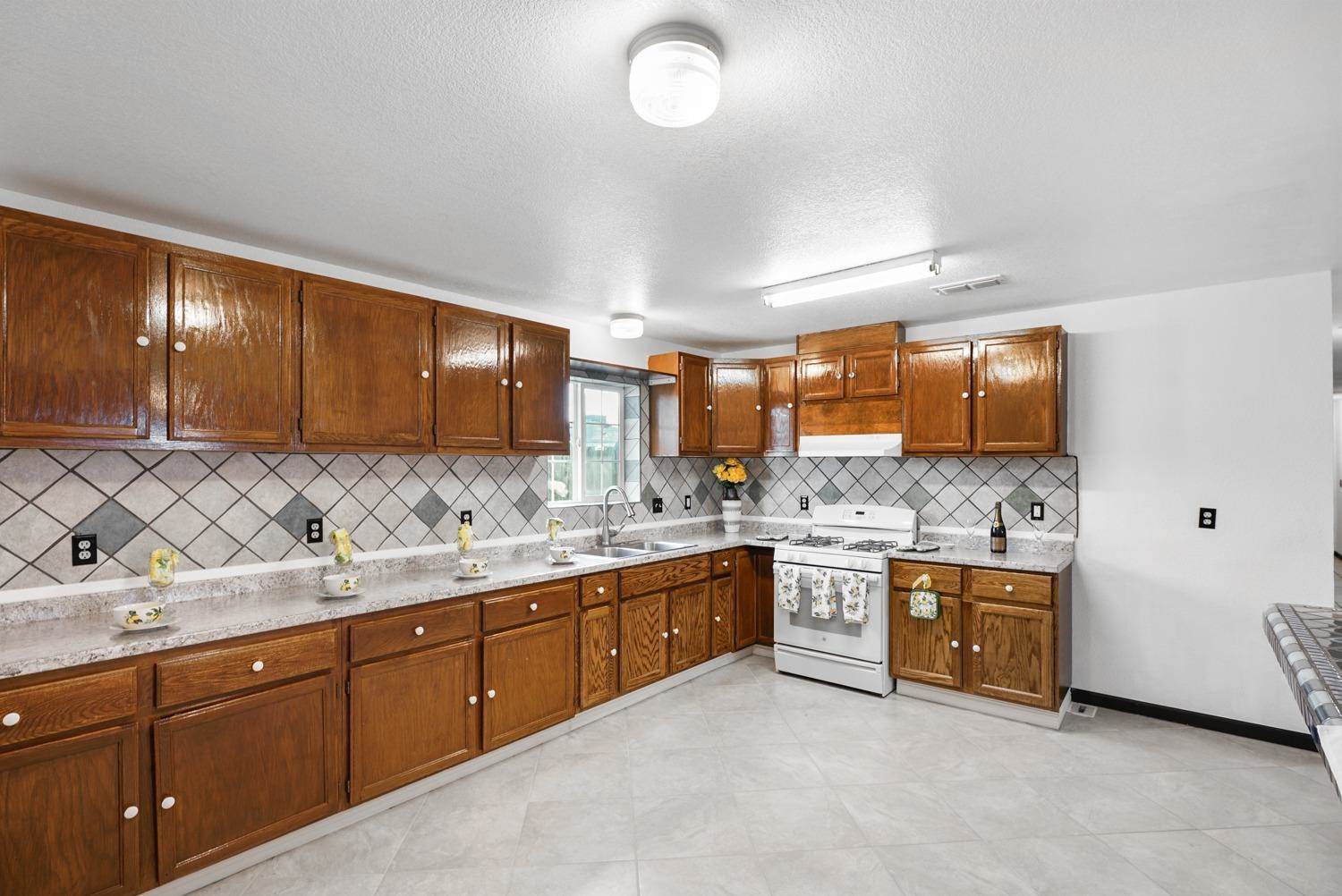 5976 Power Inn Road, Sacramento, CA 95824