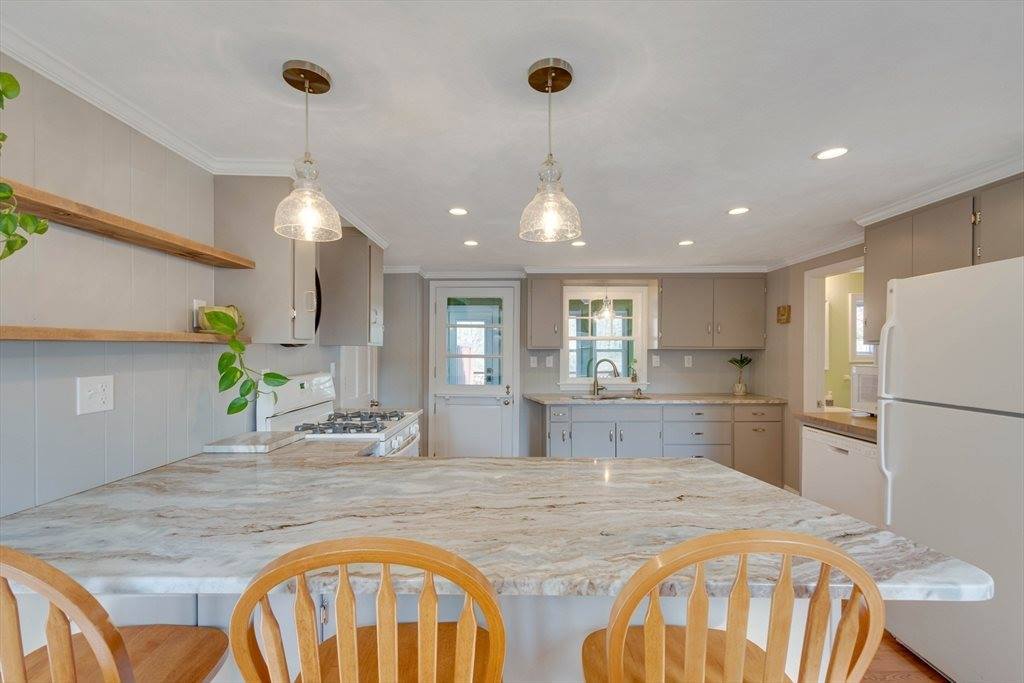 158 W Bacon St, Plainville, MA 02762