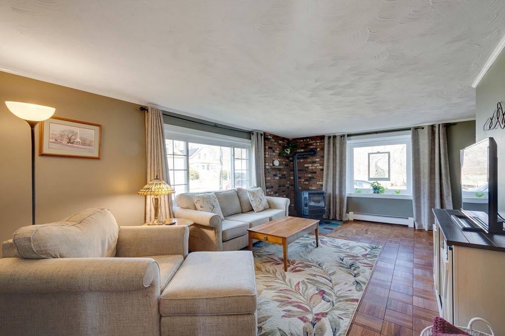 158 W Bacon St, Plainville, MA 02762