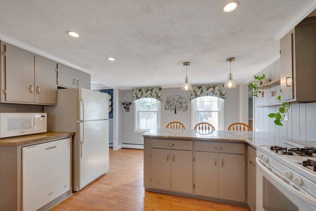 158 W Bacon St, Plainville, MA 02762