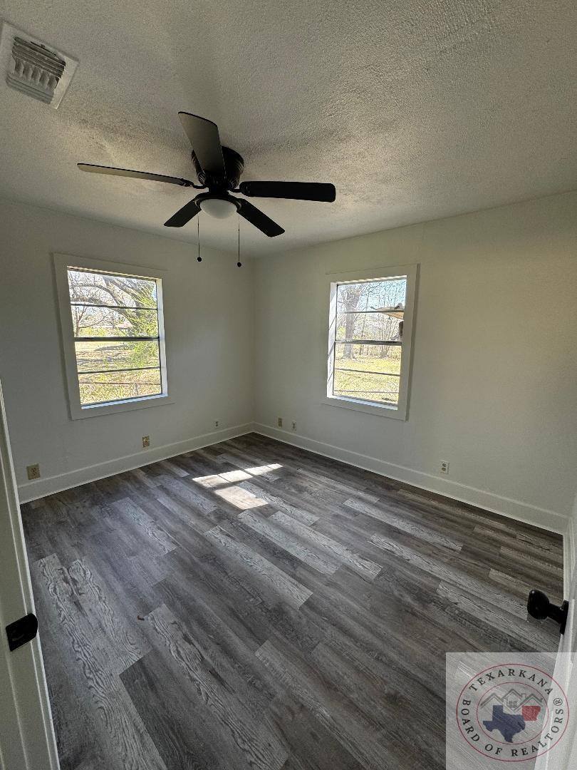 3 & 4 Wood Pl, Hooks, TX 75561