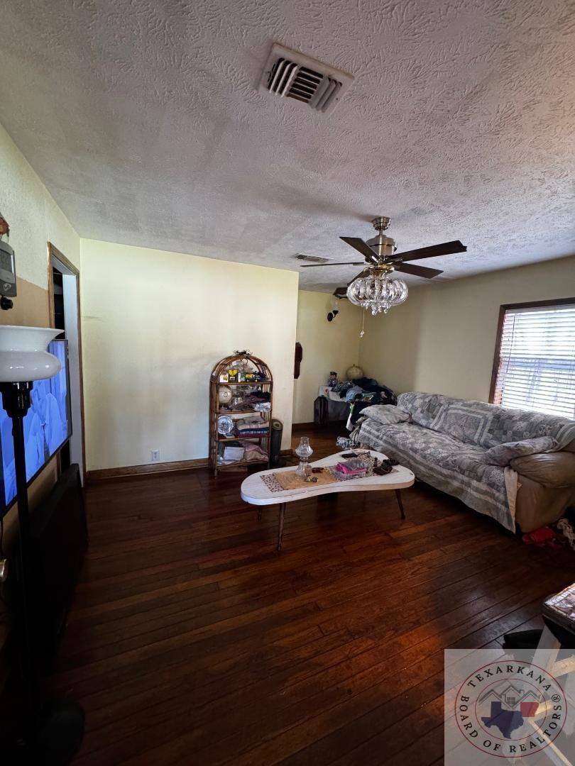 3 & 4 Wood Pl, Hooks, TX 75561