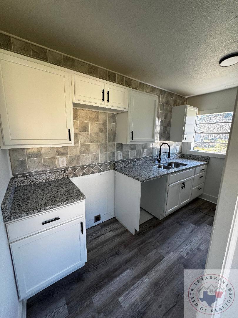 3 & 4 Wood Pl, Hooks, TX 75561