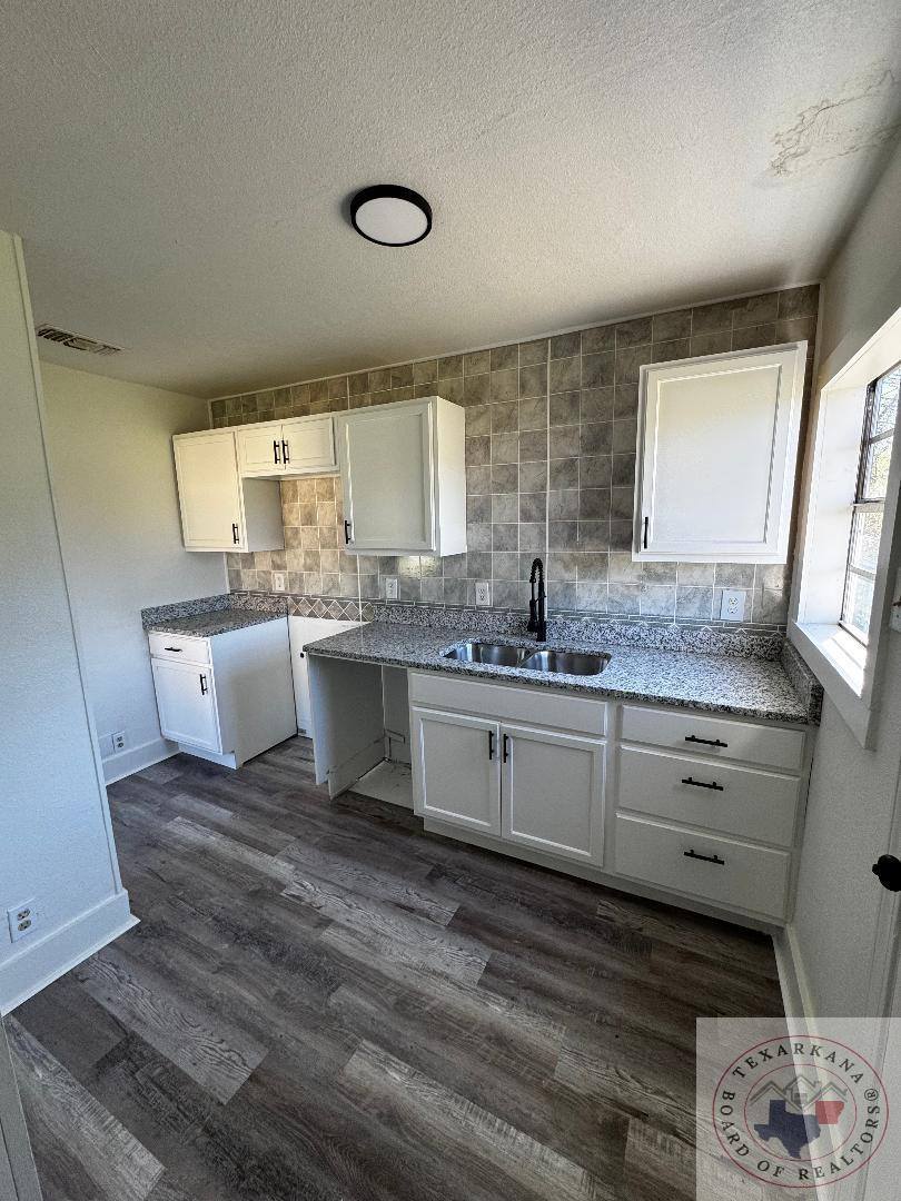 3 & 4 Wood Pl, Hooks, TX 75561