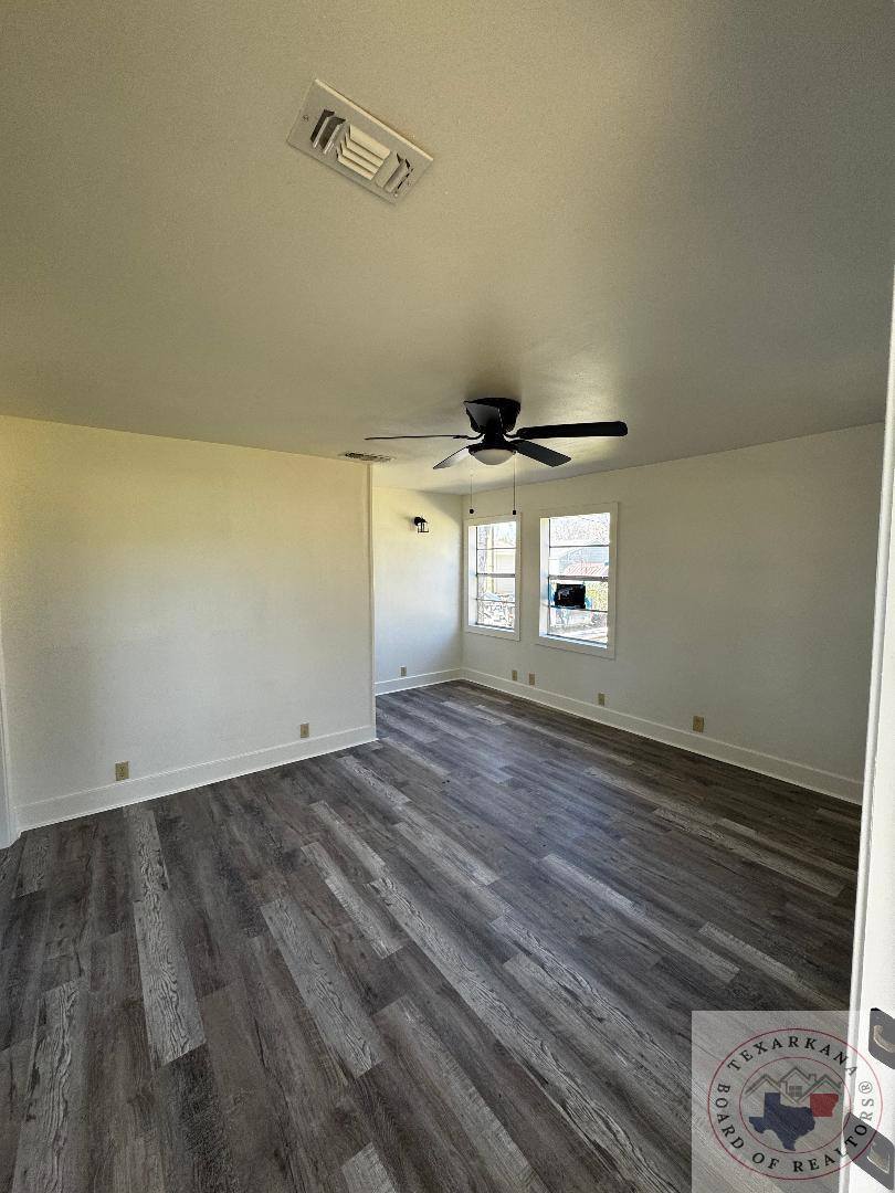 3 & 4 Wood Pl, Hooks, TX 75561