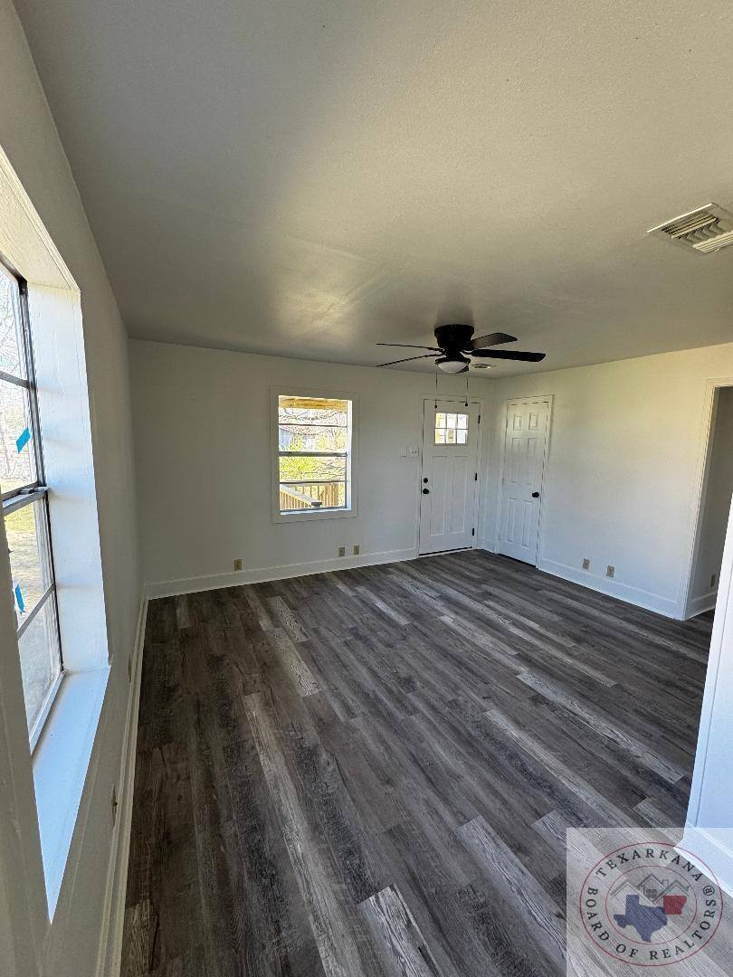 3 & 4 Wood Pl, Hooks, TX 75561