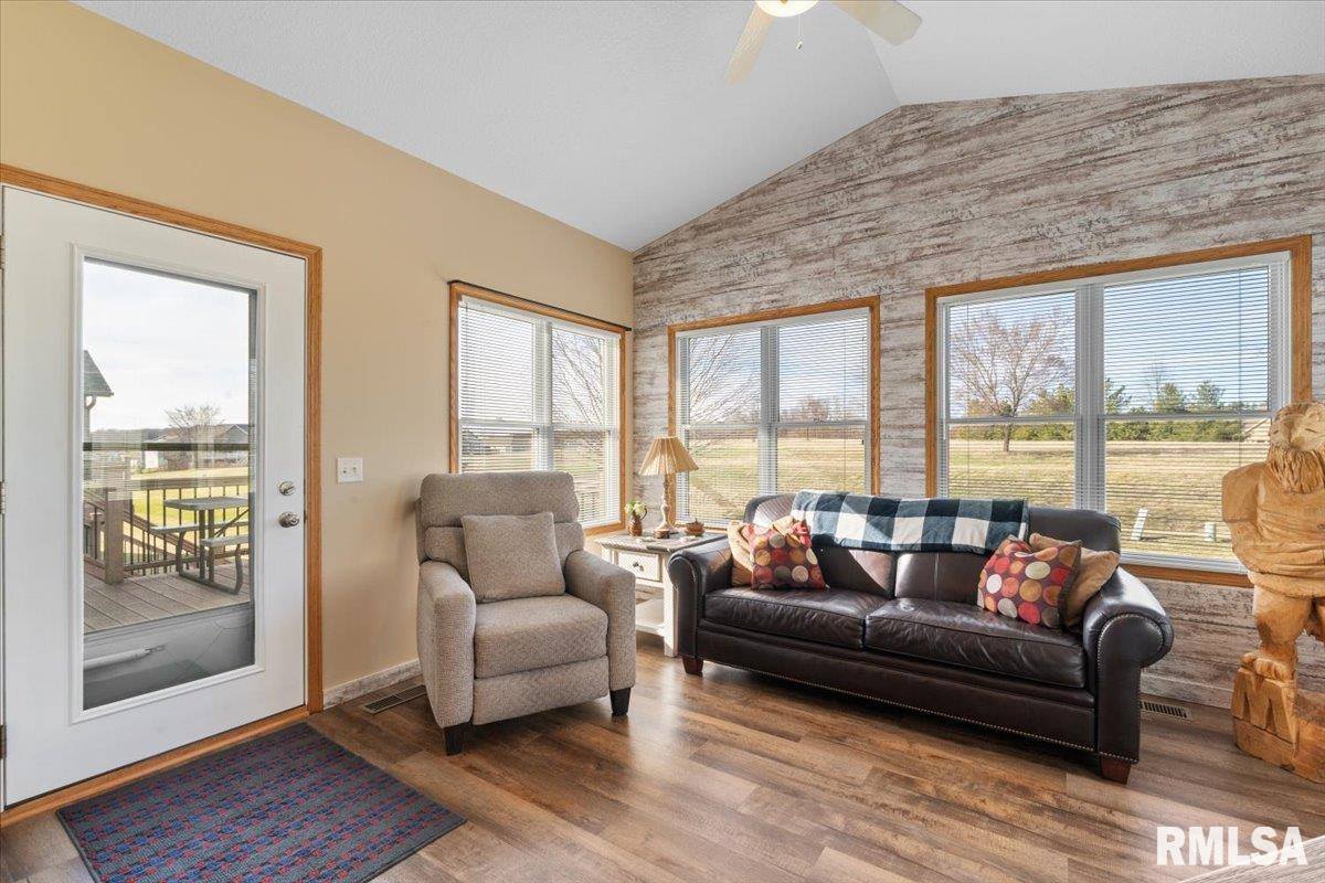 1506 17TH Street, De Witt, IA 52742
