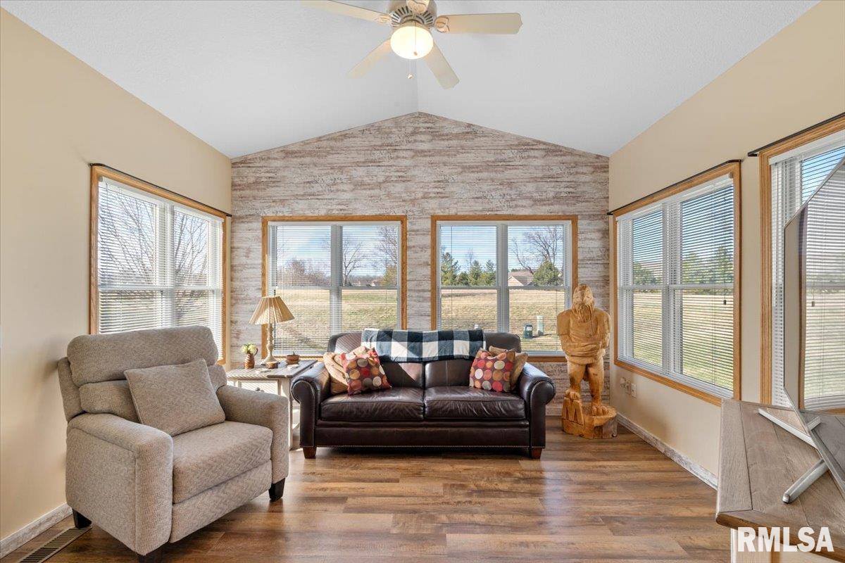 1506 17TH Street, De Witt, IA 52742