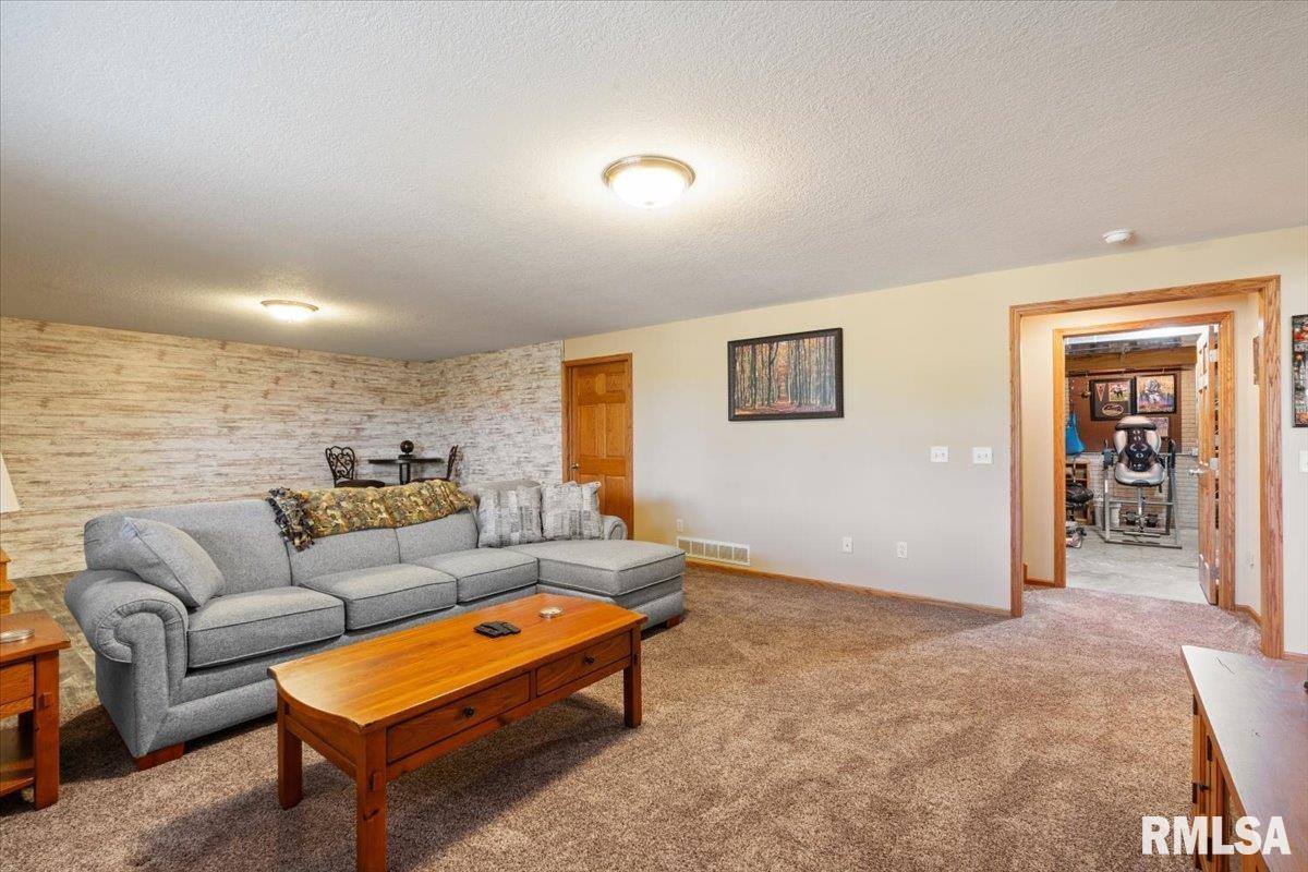 1506 17TH Street, De Witt, IA 52742