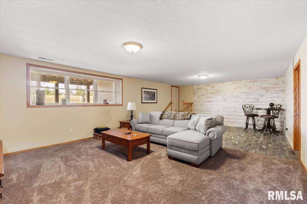 1506 17TH Street, De Witt, IA 52742