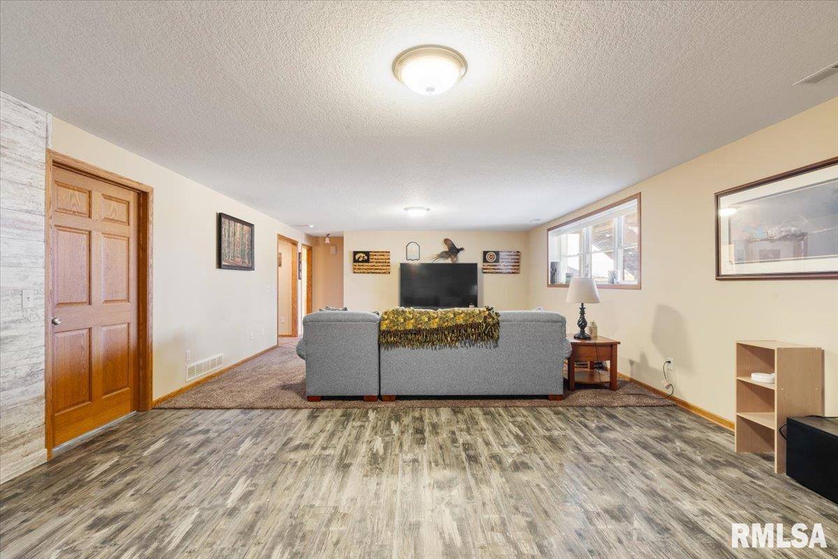 1506 17TH Street, De Witt, IA 52742