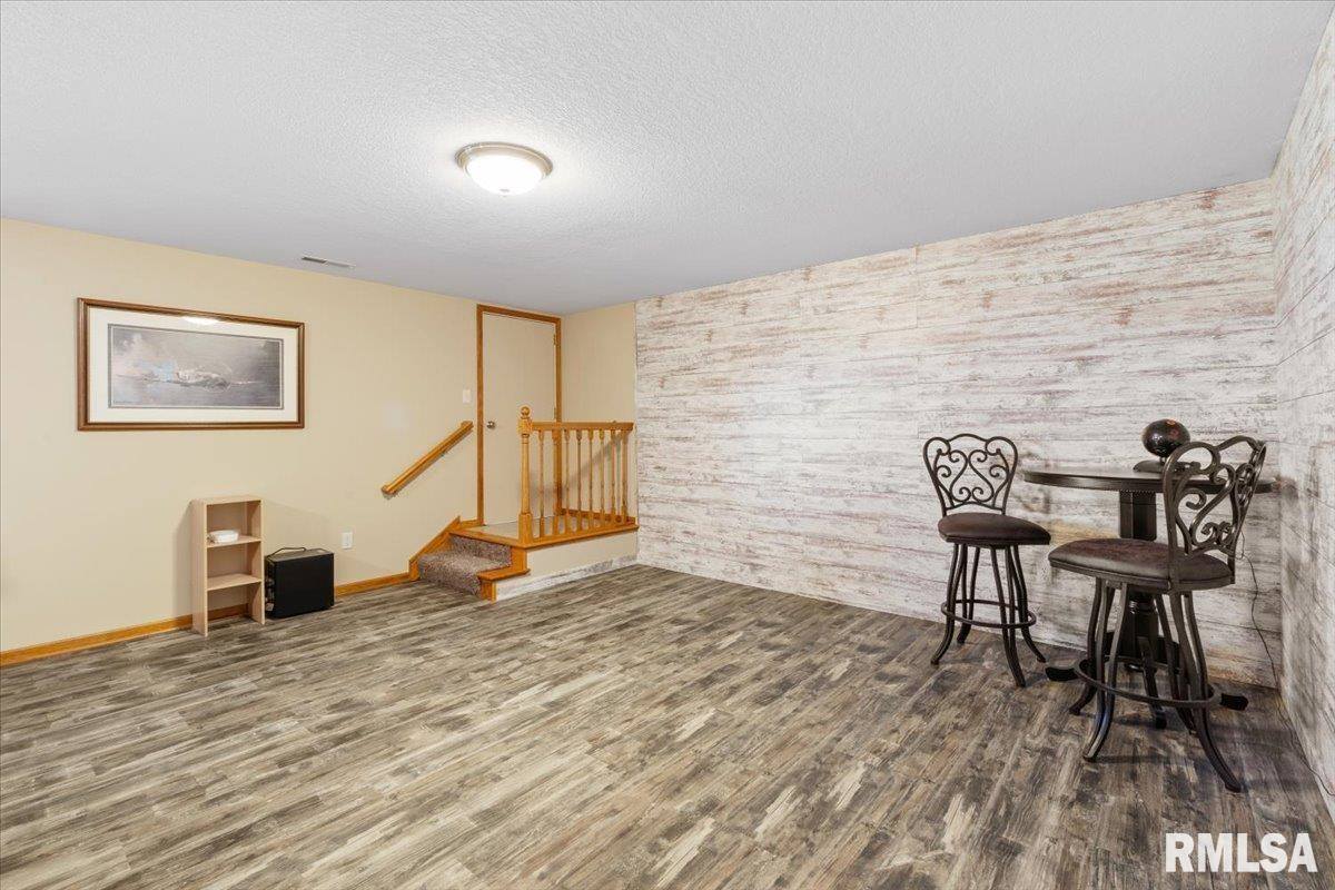 1506 17TH Street, De Witt, IA 52742