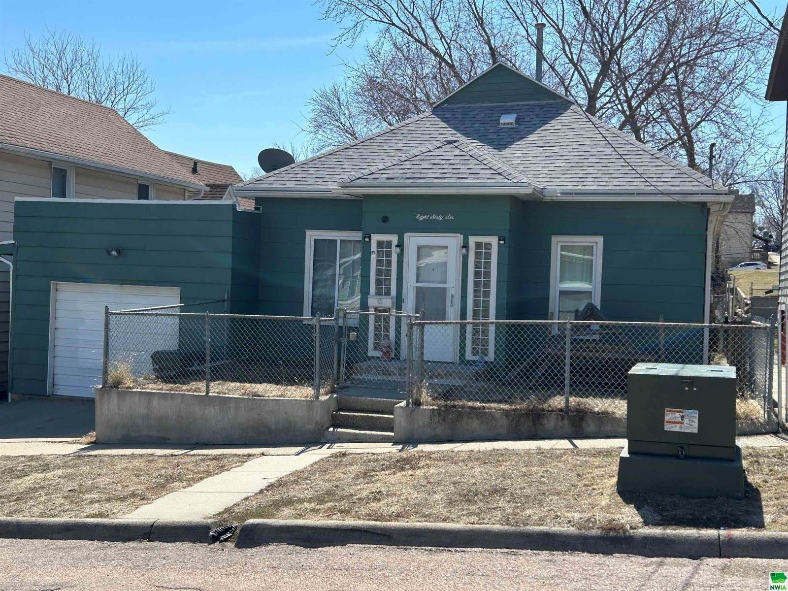 866 15th St., Sioux City, IA 51105