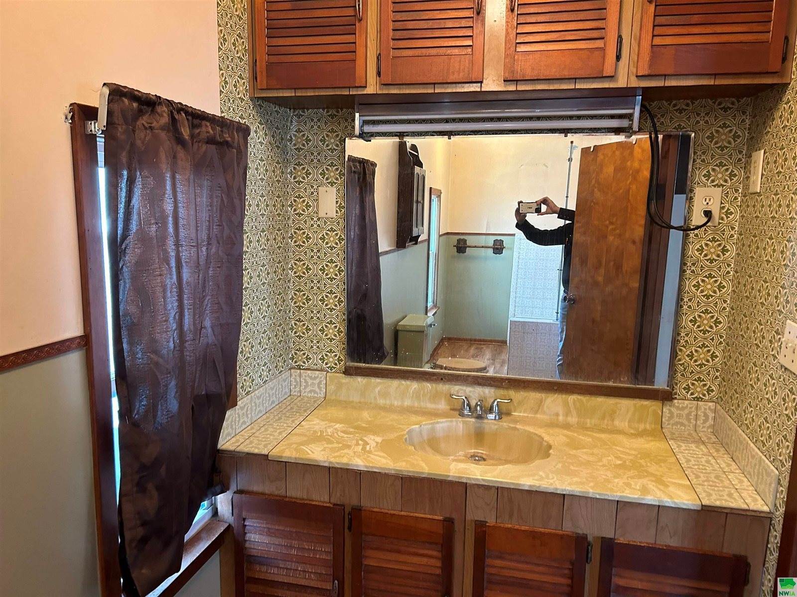 866 15th St., Sioux City, IA 51105