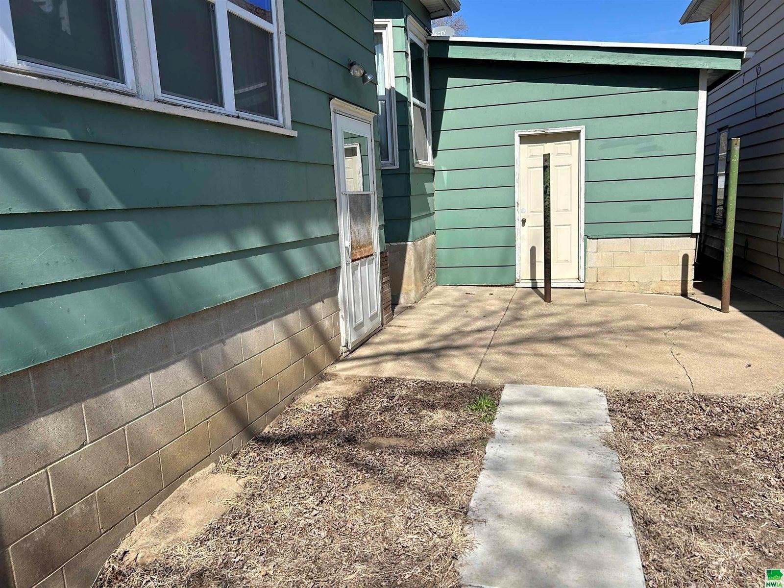 866 15th St., Sioux City, IA 51105