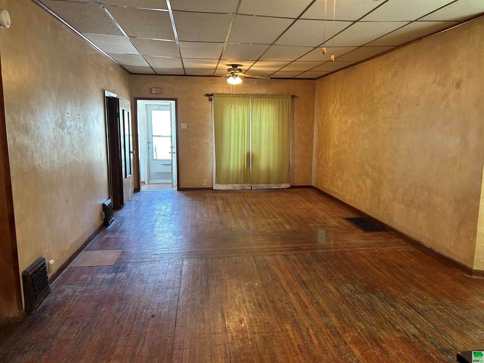866 15th St., Sioux City, IA 51105