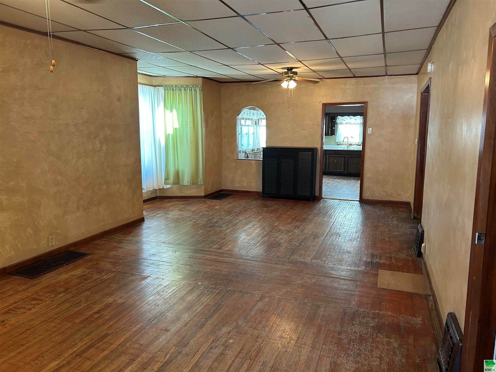 866 15th St., Sioux City, IA 51105