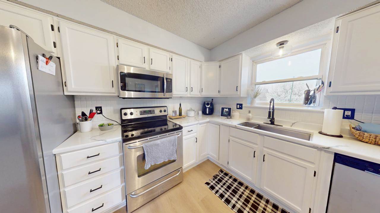 1013 W 4th St, Edgerton, KS 66021