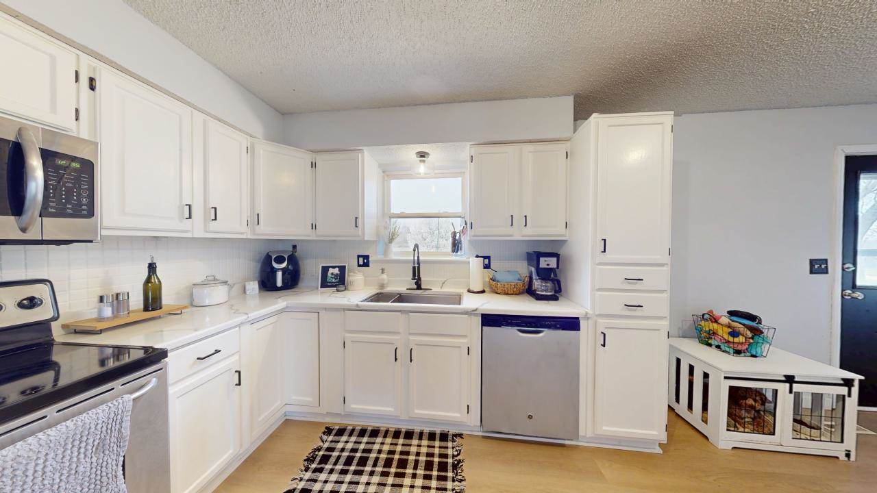 1013 W 4th St, Edgerton, KS 66021