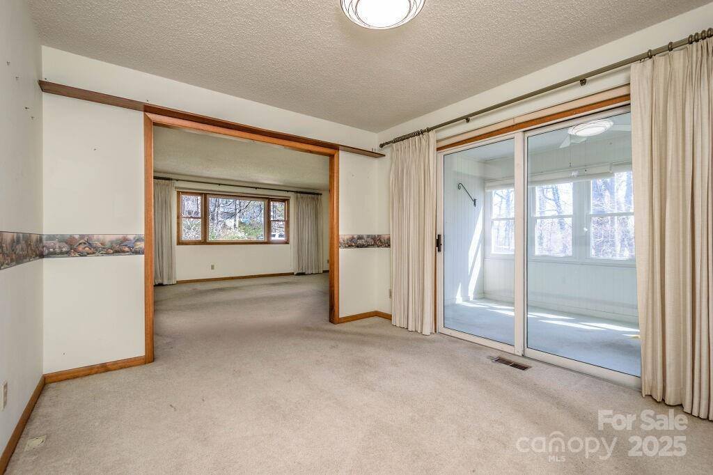 25 Apple Creek Lane, Hendersonville, NC 28792
