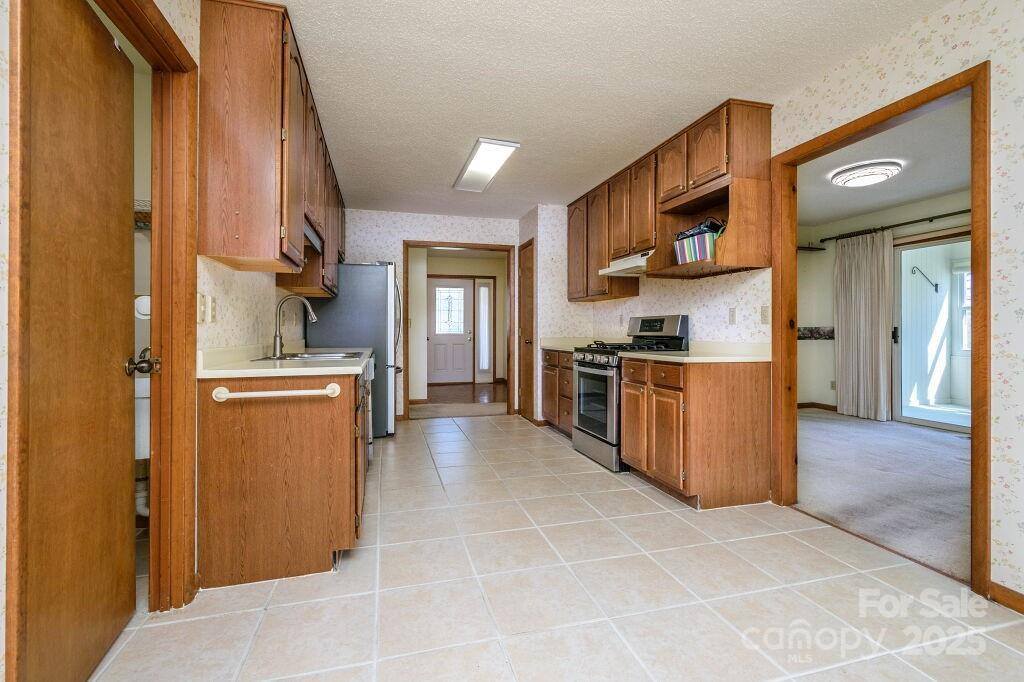25 Apple Creek Lane, Hendersonville, NC 28792