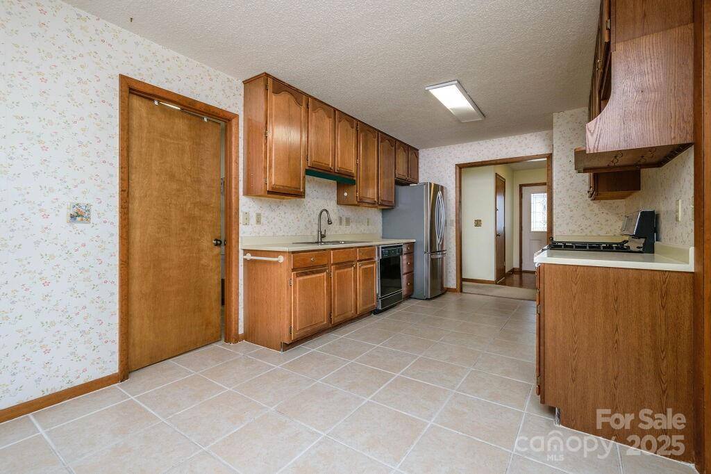 25 Apple Creek Lane, Hendersonville, NC 28792