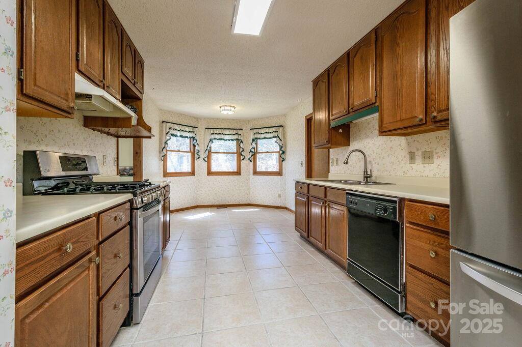 25 Apple Creek Lane, Hendersonville, NC 28792