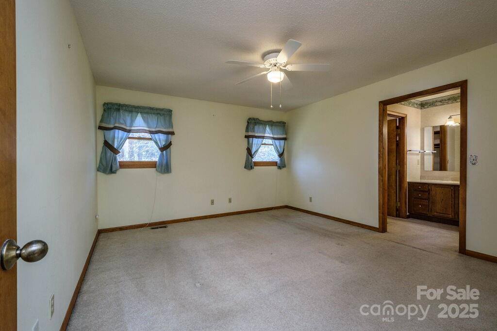 25 Apple Creek Lane, Hendersonville, NC 28792