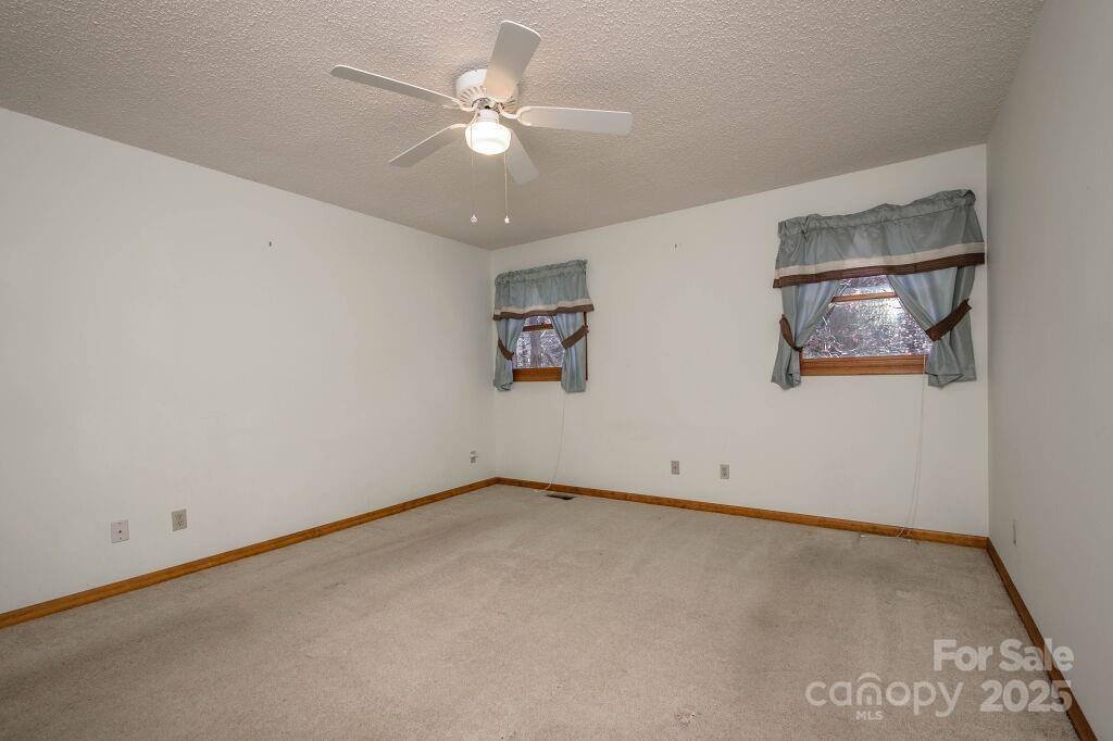 25 Apple Creek Lane, Hendersonville, NC 28792