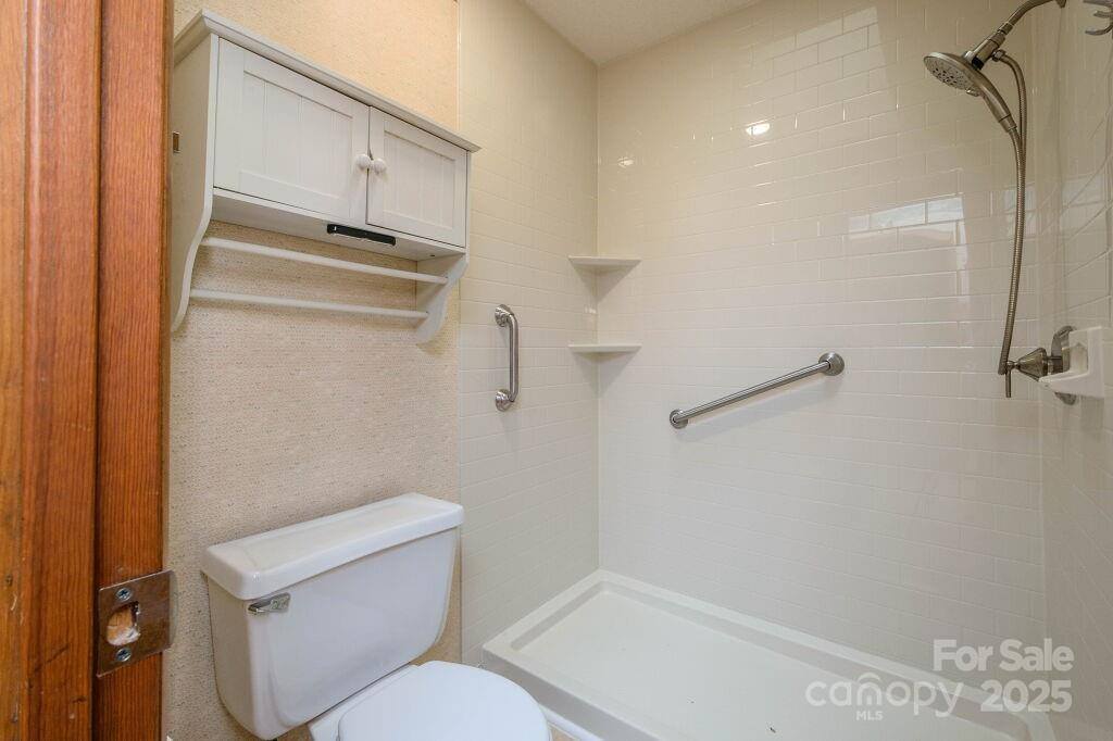 25 Apple Creek Lane, Hendersonville, NC 28792