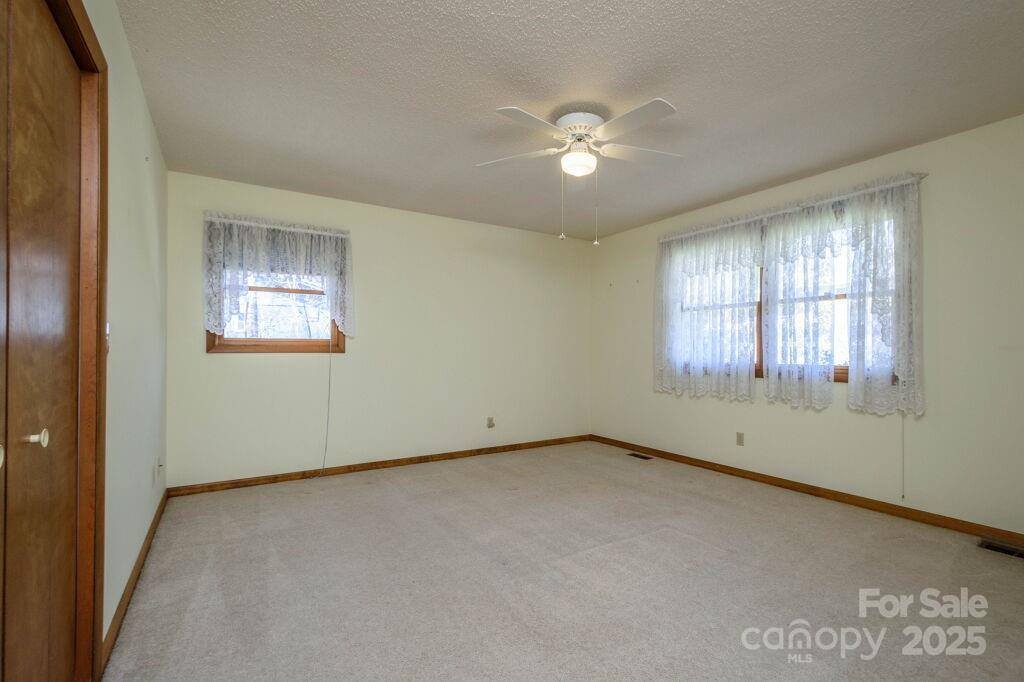 25 Apple Creek Lane, Hendersonville, NC 28792