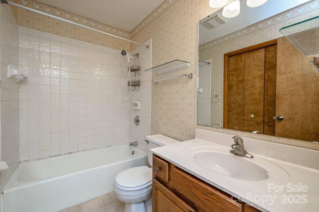 25 Apple Creek Lane, Hendersonville, NC 28792