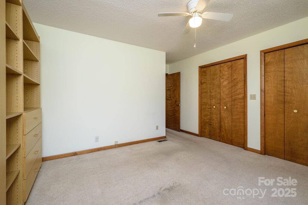 25 Apple Creek Lane, Hendersonville, NC 28792