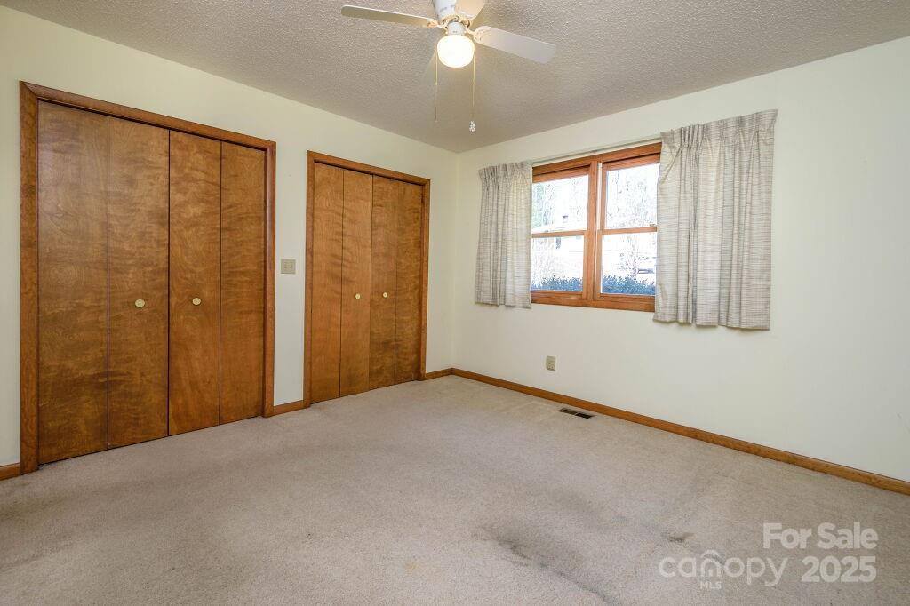 25 Apple Creek Lane, Hendersonville, NC 28792