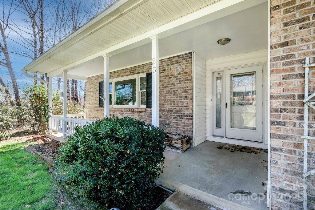 25 Apple Creek Lane, Hendersonville, NC 28792