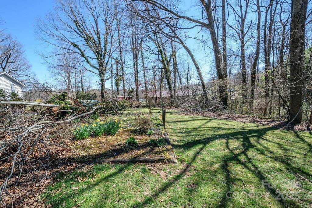 25 Apple Creek Lane, Hendersonville, NC 28792