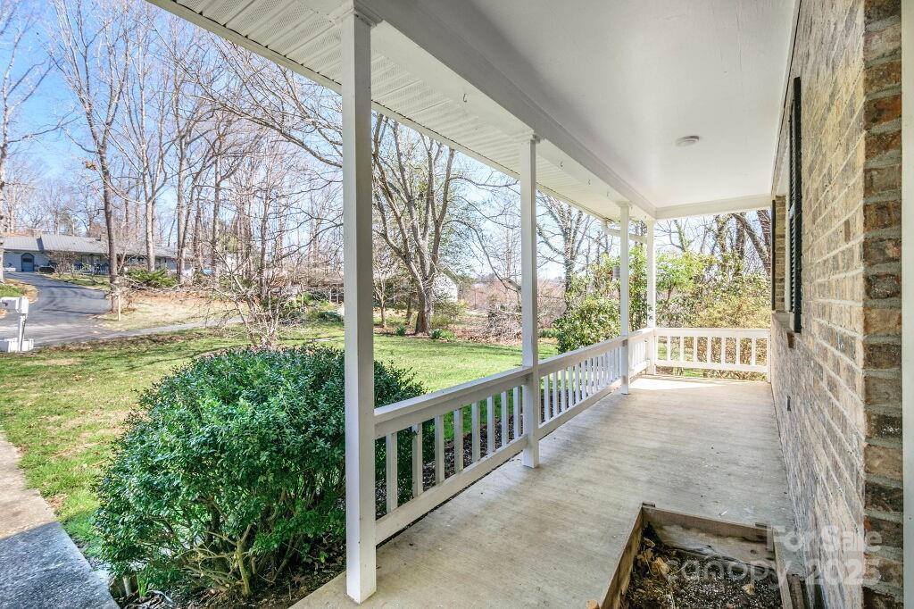 25 Apple Creek Lane, Hendersonville, NC 28792
