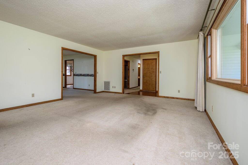 25 Apple Creek Lane, Hendersonville, NC 28792
