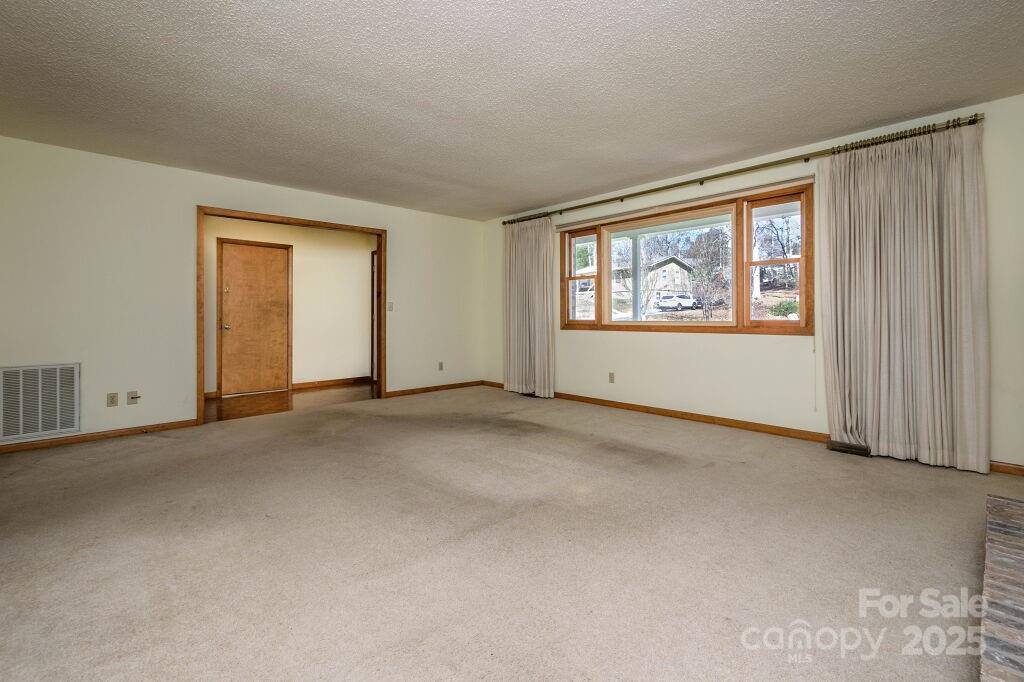 25 Apple Creek Lane, Hendersonville, NC 28792