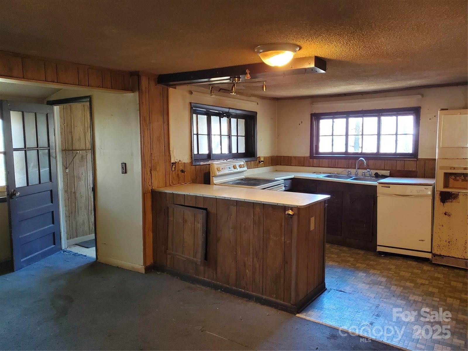 28 Plemmons Street, Canton, NC 28716