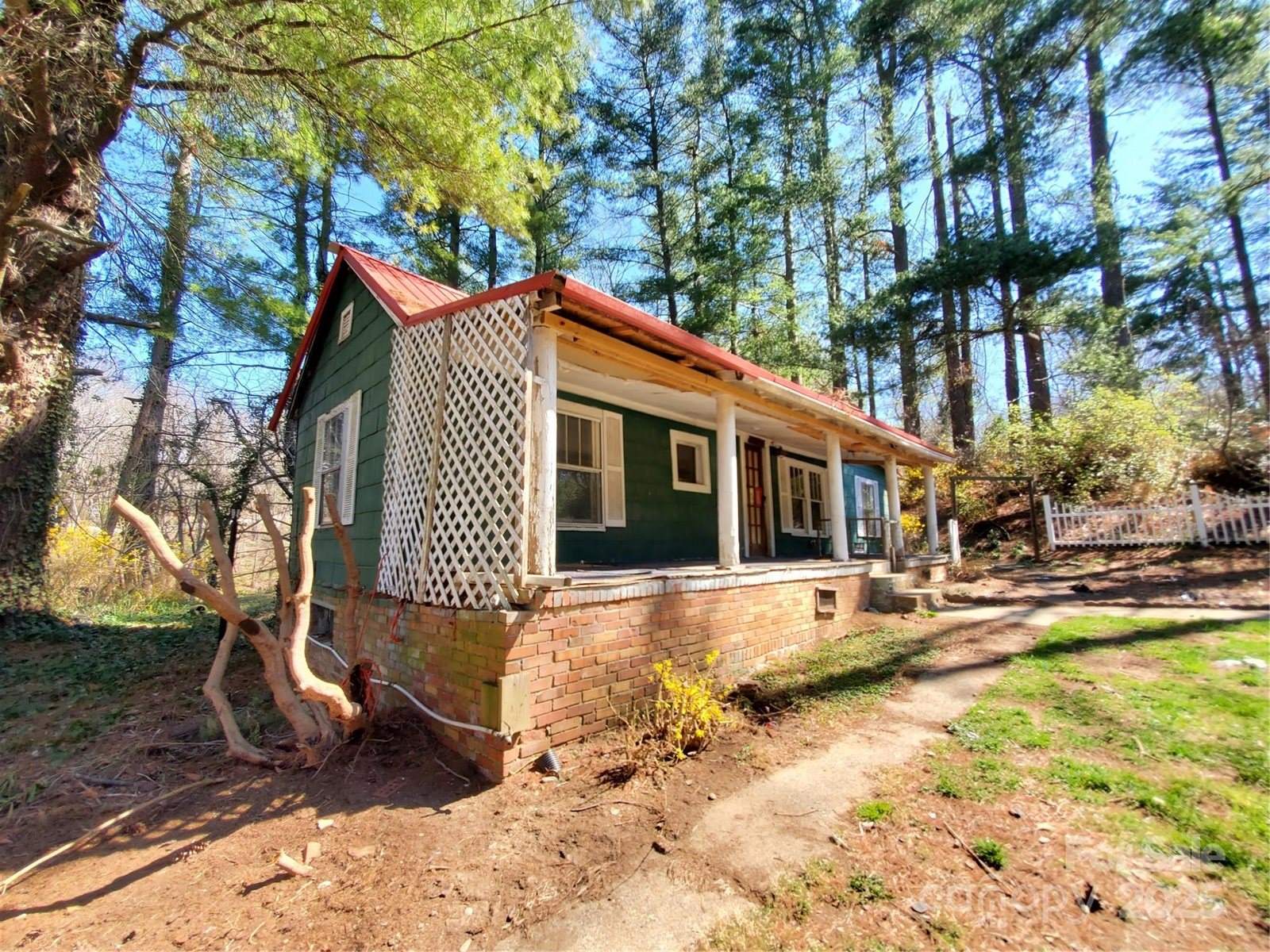 28 Plemmons Street, Canton, NC 28716