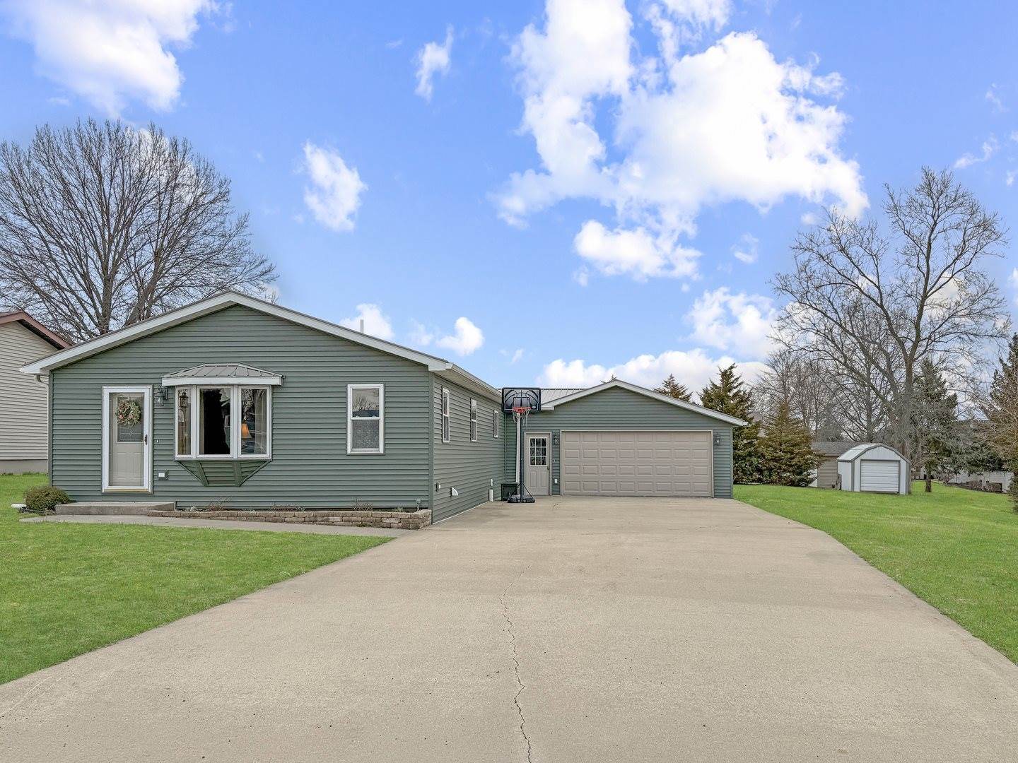 415 Grove, Lena, IL 61048
