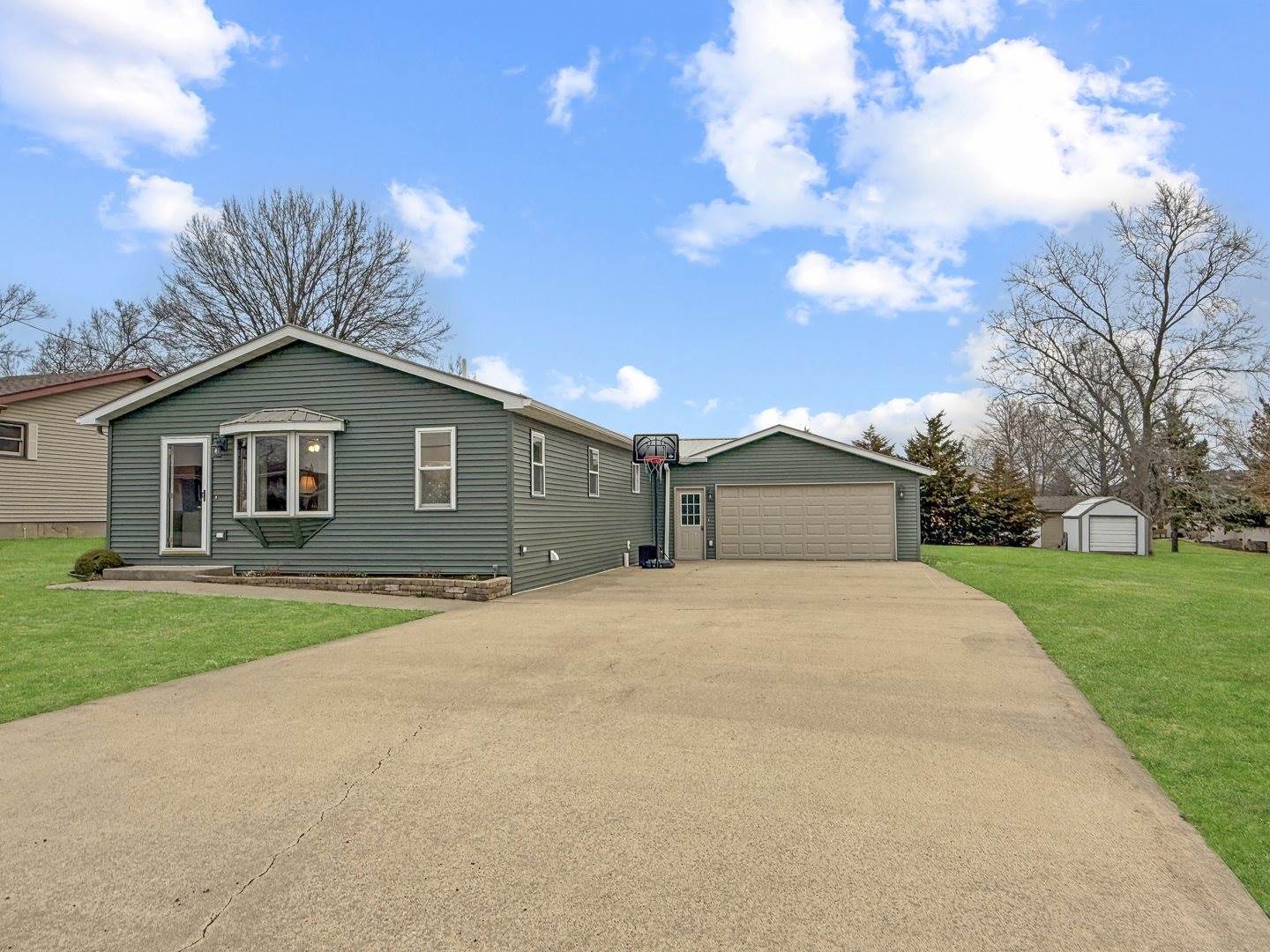 415 Grove, Lena, IL 61048