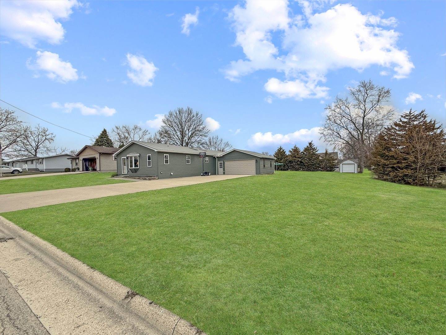 415 Grove, Lena, IL 61048