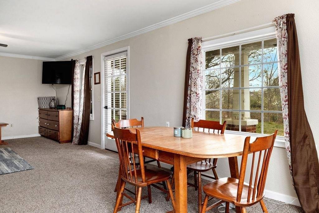 696 Indian Mound Rd, Staunton, VA 24401