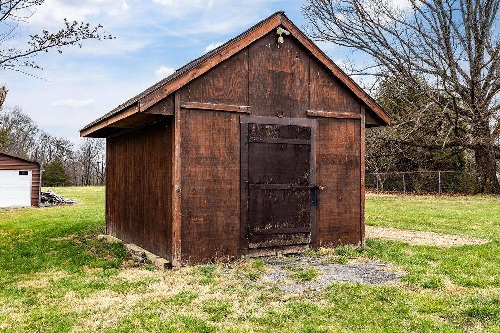696 Indian Mound Rd, Staunton, VA 24401