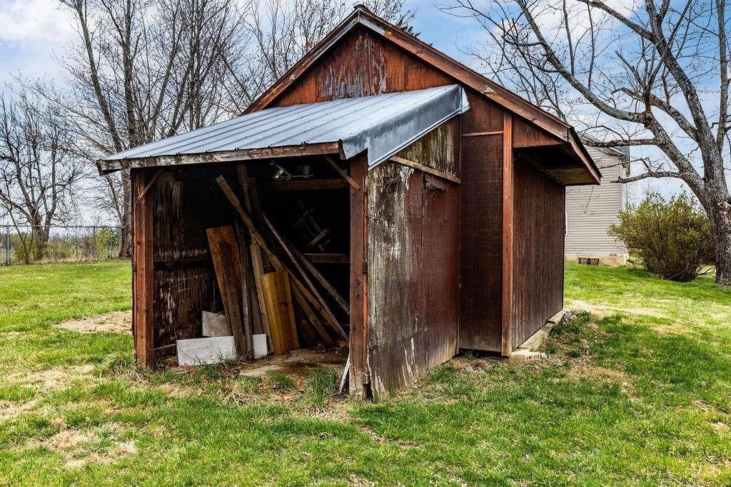 696 Indian Mound Rd, Staunton, VA 24401