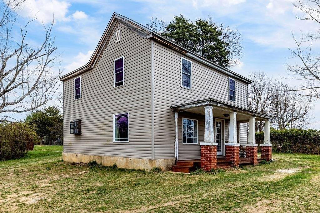 696 Indian Mound Rd, Staunton, VA 24401