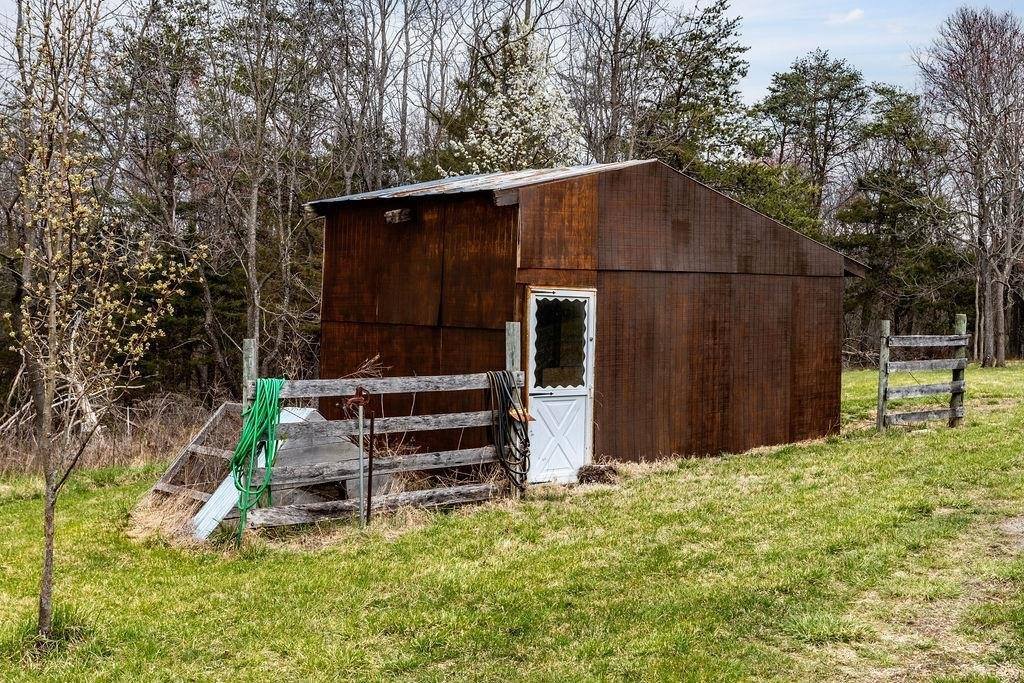 696 Indian Mound Rd, Staunton, VA 24401